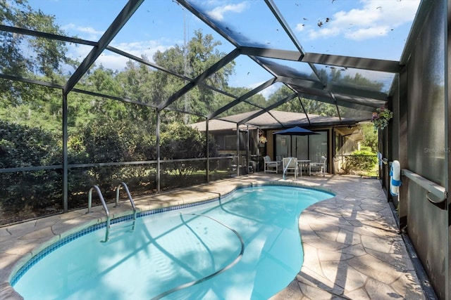 10584 N Dawnflower Pt, Crystal River, FL 34428 - swimming pool with a patio area and a lanai