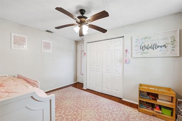 602 Timber Bay Cir W, Oldsmar, FL 34677 - bedroom featuring wood finished floors, ceiling fan, a closet, and a textured ceiling