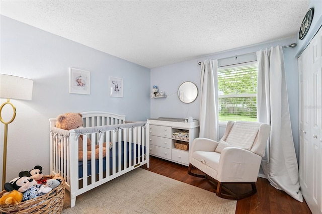 602 Timber Bay Cir W, Oldsmar, FL 34677 - bedroom with wood finished floors, a textured ceiling, a nursery area, and a closet