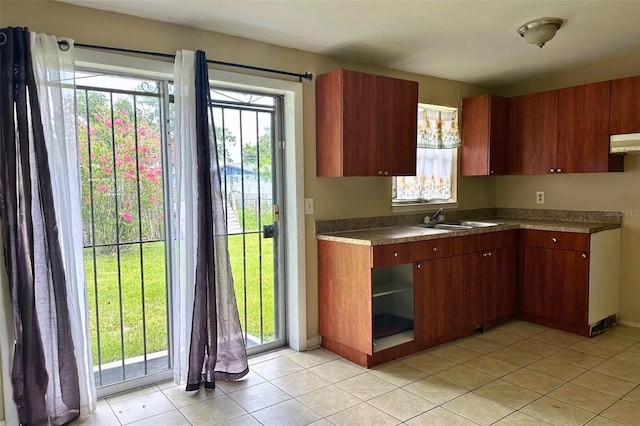 5016 S 86th St, Tampa, FL 33619 - kitchen featuring light tile patterned flooring and under cabinet range hood