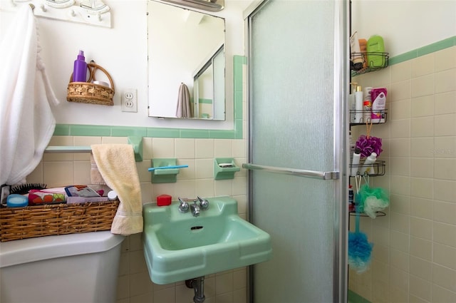 4917 99th St N, Saint Petersburg, FL 33708 - bathroom featuring tile walls, a shower stall, and a wainscoted wall