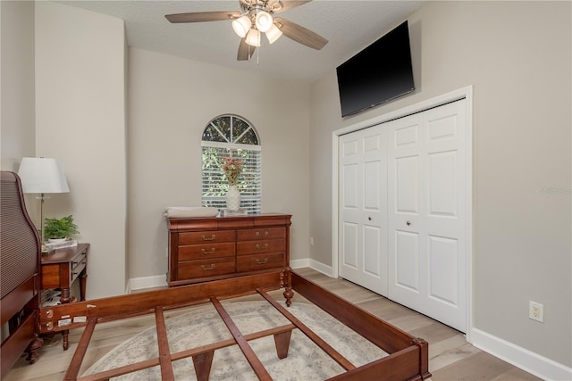 3042 Wentworth Way, Tarpon Springs, FL 34688 - bedroom featuring light wood-type flooring, an office area, a closet, and a ceiling fan
