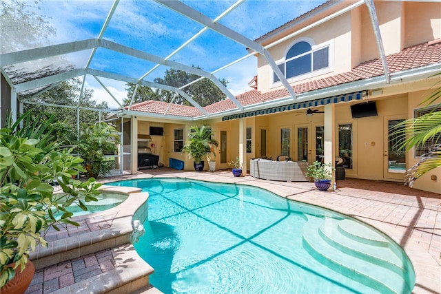 3042 Wentworth Way, Tarpon Springs, FL 34688 - view of swimming pool with a patio area, ceiling fan, an outdoor living space, and a pool with connected hot tub
