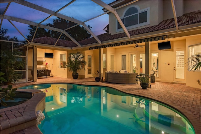 3042 Wentworth Way, Tarpon Springs, FL 34688 - view of swimming pool with a patio area, a pool with connected hot tub, and ceiling fan