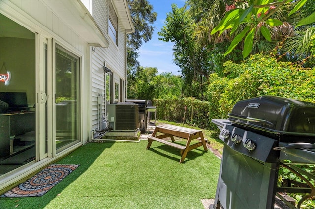 3323 Fox Hunt Dr, Palm Harbor, FL 34683 - view of green lawn