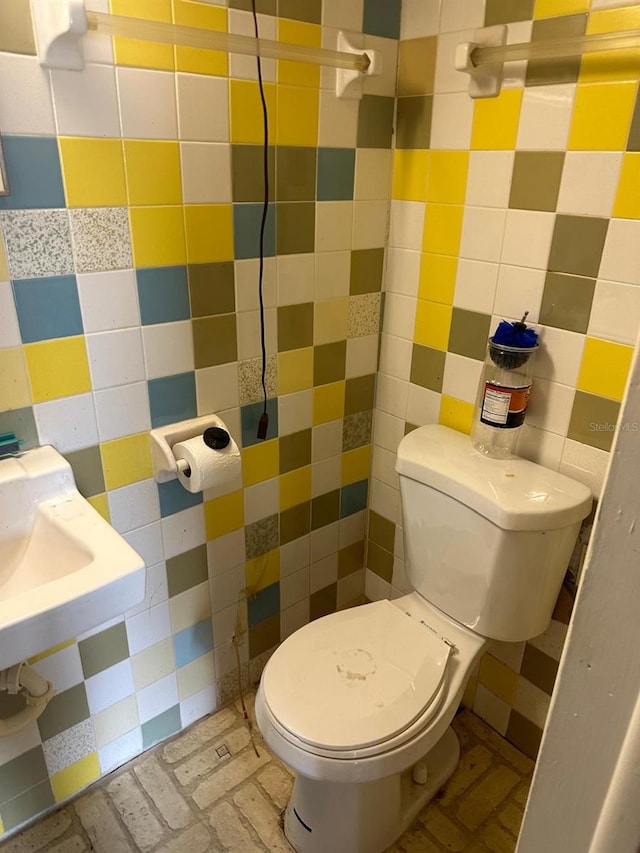 bathroom featuring tile walls