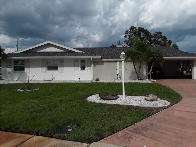 702 Cypress Pl, Sun City Center, FL 33573 - view of front of property featuring a front yard, roof with shingles, driveway, and stucco siding