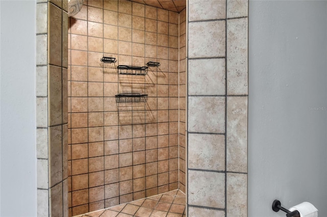 720 Woodward St, Lakeland, FL 33803 - bathroom with tiled shower