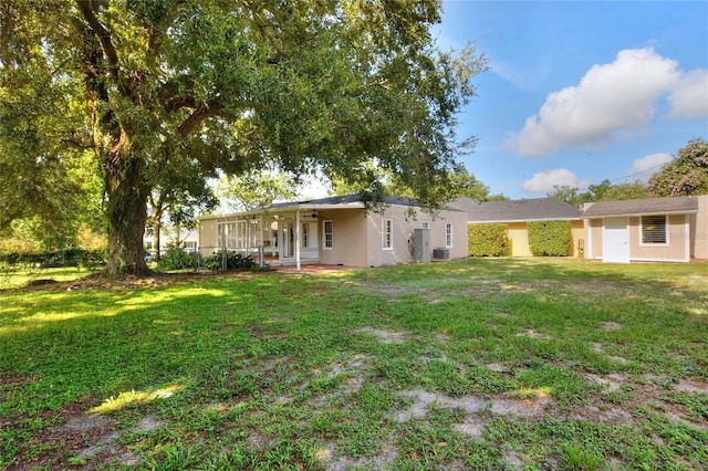 720 Woodward St, Lakeland, FL 33803 - view of green lawn featuring ceiling fan and a patio