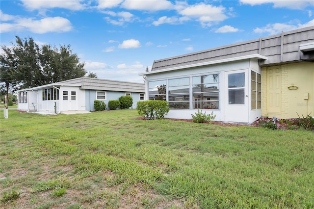 201 Bedford St Unit 79, Sun City Center, FL 33573 - back of property with a yard