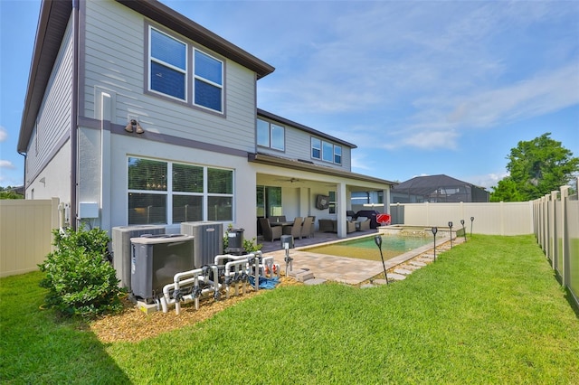 2866 Quail Crest Ct, Valrico, FL 33594 - back of property featuring a ceiling fan, a fenced backyard, a patio area, an outdoor living space, and stucco siding