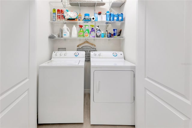 12710 Buffalo Run Dr, Gibsonton, FL 33534 - laundry room with independent washer and dryer