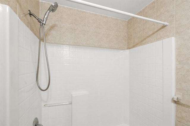 7112 2nd St N, Saint Petersburg, FL 33702 - bathroom featuring tiled shower