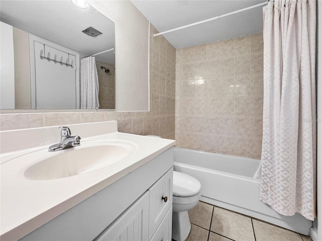 2625 State Road 590 Unit 723, Clearwater, FL 33759 - full bath featuring shower / bathtub combination with curtain, vanity, tile patterned floors, and tile walls