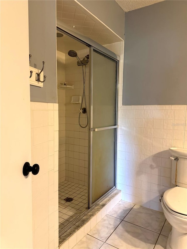 3645 E Country Side Dr, Inverness, FL 34452 - full bathroom with a shower stall, tile walls, wainscoting, and tile patterned flooring