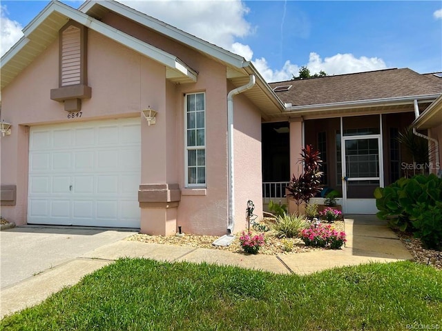 6847 E Queensbury Ln, Inverness, FL 34452 - view of front facade featuring stucco siding, a garage, and driveway