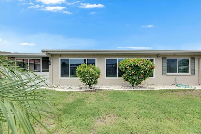 1502 Fort Duquesna Dr, Sun City Center, FL 33573 - rear view of property featuring stucco siding and a yard