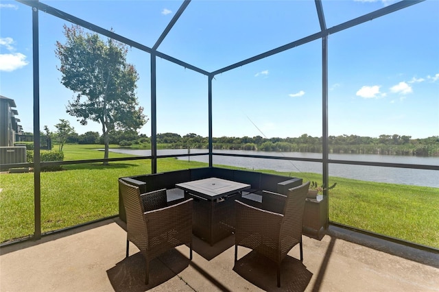 1604 Acadia Harbor Pl, Brandon, FL 33511 - sunroom featuring a water view