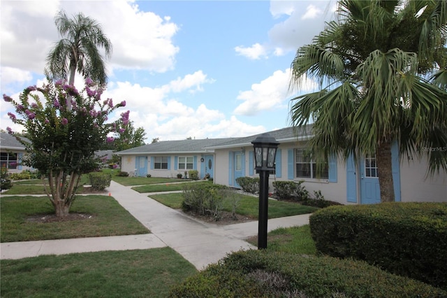 402 Dorchester Pl Unit 44, Sun City Center, FL 33573 - ranch-style house with a front lawn and stucco siding