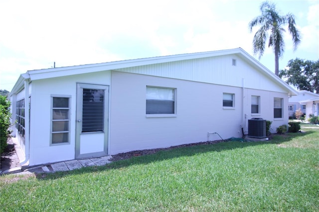 402 Dorchester Pl Unit 44, Sun City Center, FL 33573 - rear view of property with a lawn
