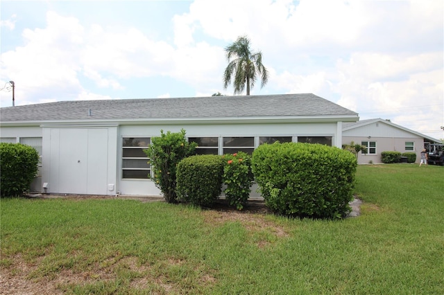 402 Dorchester Pl Unit 44, Sun City Center, FL 33573 - rear view of property with a lawn and a shingled roof