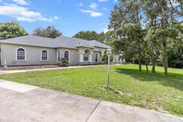 2900 W Lantana Dr, Beverly Hills, FL 34465 - view of front of property featuring stucco siding, a front yard, and roof with shingles
