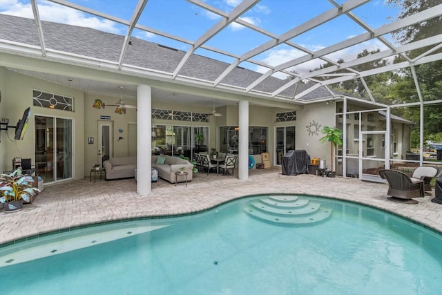 2900 W Lantana Dr, Beverly Hills, FL 34465 - swimming pool featuring outdoor lounge area, a ceiling fan, a patio area, and a lanai