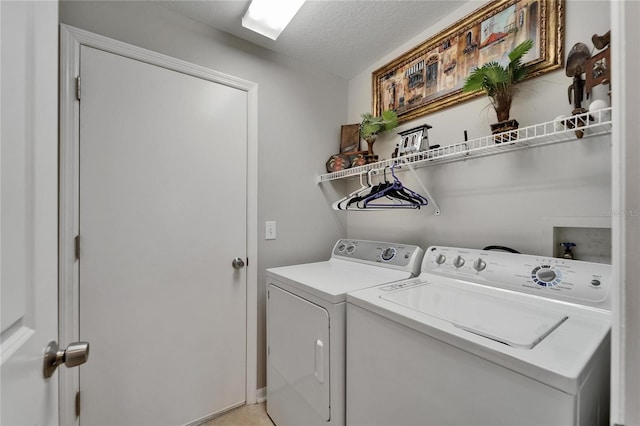 607 Tuscanny St, Brandon, FL 33511 - laundry room featuring washing machine and dryer and a textured ceiling