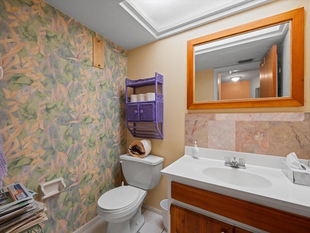 2357 Walton Cir Unit M6, Palm Harbor, FL 34683 - bathroom with vanity and wallpapered walls