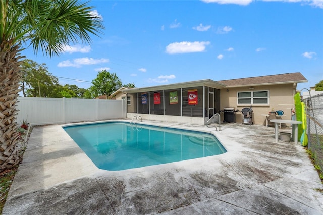 9171 Horizon Dr, Spring Hill, FL 34608 - view of swimming pool featuring a sunroom, a fenced backyard, and a patio area