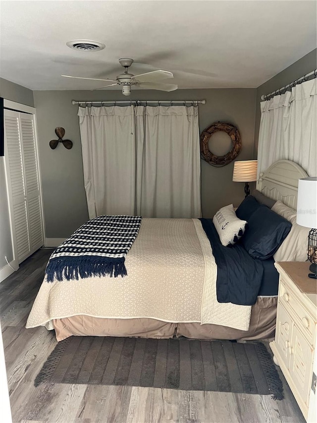 4119 Chambers St, Lake Wales, FL 33898 - bedroom with dark wood-style floors and a ceiling fan
