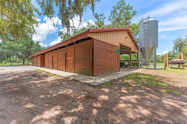 2702 Rogers Ranch Rd, Lithia, FL 33547 - view of outdoor structure featuring an exterior structure and dirt driveway