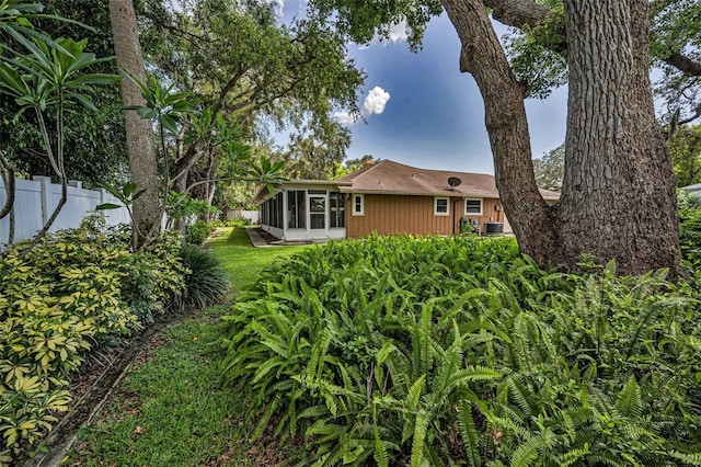 11279 Oakridge Trl, Seminole, FL 33772 - view of yard with a sunroom