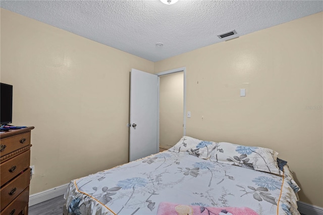 523 Northride Trl, Lakeland, FL 33813 - bedroom featuring a textured ceiling and dark wood-type flooring