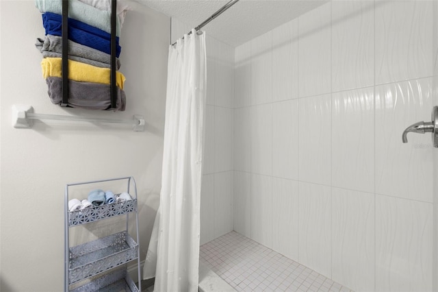 1370 Heather Ridge Blvd Unit 105, Dunedin, FL 34698 - bathroom with a tile shower and a textured ceiling