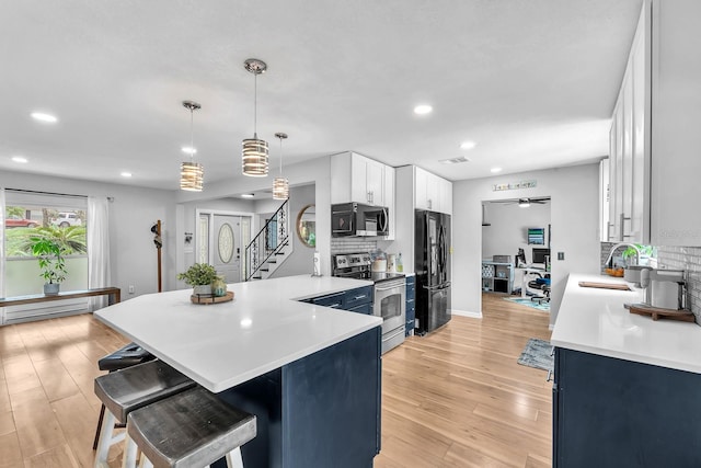 3731 Southview Dr, Brandon, FL 33511 - kitchen featuring stainless steel appliances, a peninsula, backsplash, recessed lighting, and a kitchen breakfast bar