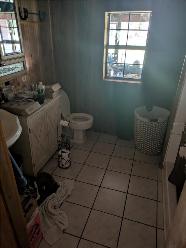 2833 SW Wilson Springs Rd, Fort White, FL 32038 - bathroom featuring tile patterned floors and toilet