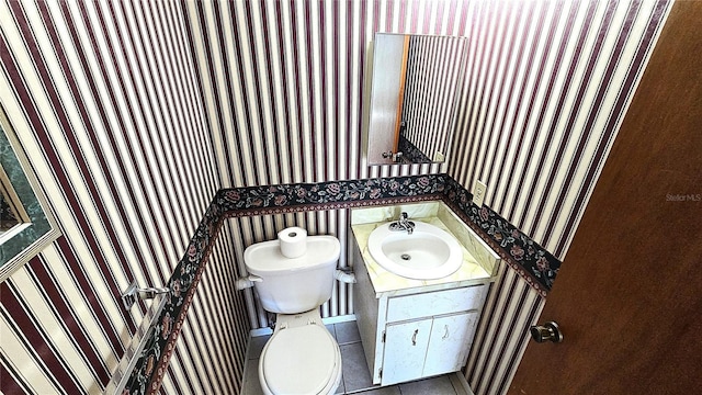 4359 Tahitian Gardens Cir Unit A, Holiday, FL 34691 - bathroom with wallpapered walls and vanity