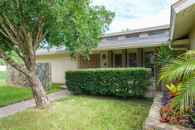 2421 Eagle Chase Dr, Palm Harbor, FL 34683 - view of front of property featuring stucco siding, a front lawn, and roof with shingles