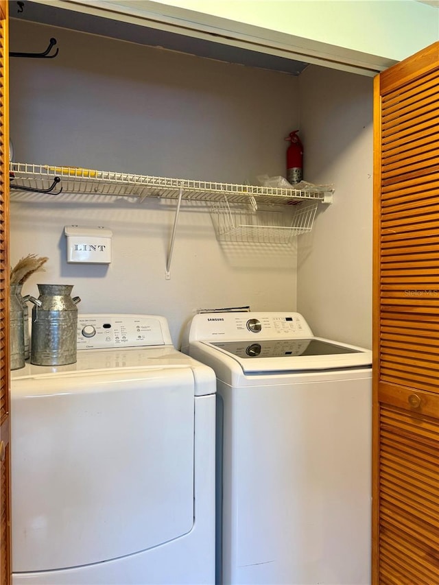 9501 Alice Ln, Riverview, FL 33578 - laundry room featuring washer and clothes dryer