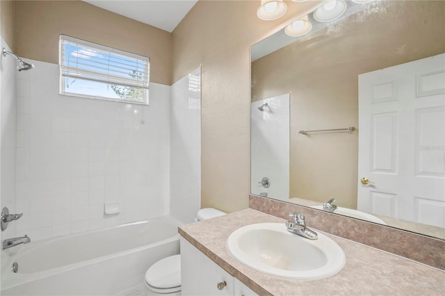 11810 Holly Creek Dr, Riverview, FL 33569 - bathroom featuring vanity and shower / bath combination