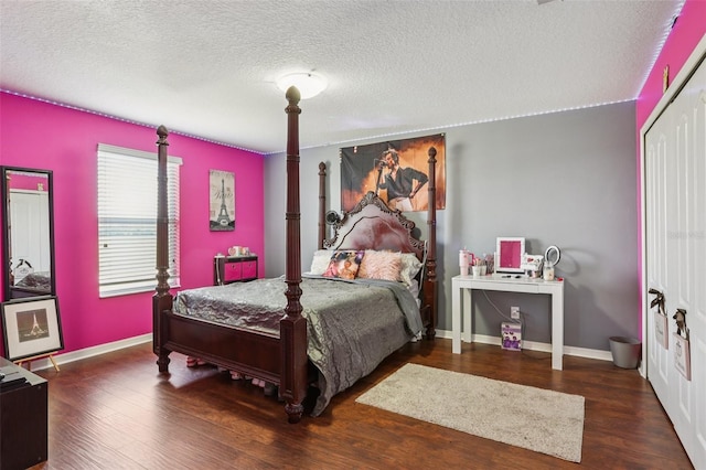 1811 Palm Warbler Ln, Ruskin, FL 33570 - bedroom featuring wood finished floors, a textured ceiling, and a closet