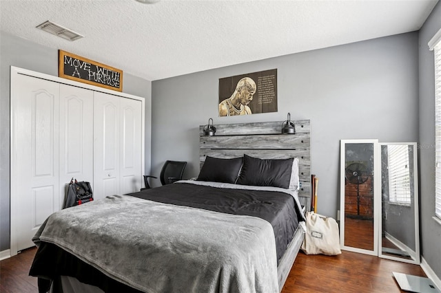 1811 Palm Warbler Ln, Ruskin, FL 33570 - bedroom with dark wood-type flooring and a closet