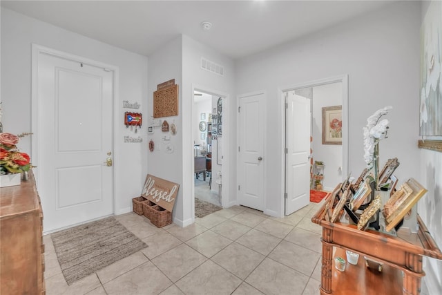 289 Siesta Vista Ct, Davenport, FL 33896 - foyer featuring light tile patterned floors and baseboards