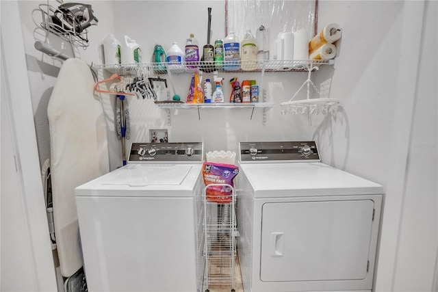 289 Siesta Vista Ct, Davenport, FL 33896 - laundry area featuring independent washer and dryer