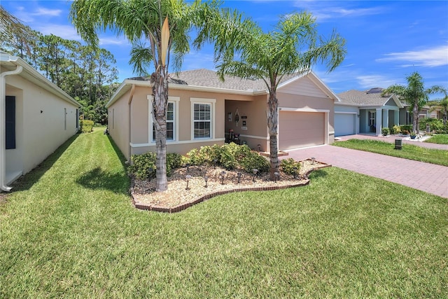 289 Siesta Vista Ct, Davenport, FL 33896 - single story home featuring stucco siding, an attached garage, a front lawn, driveway, and roof with shingles