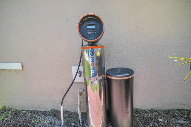 289 Siesta Vista Ct, Davenport, FL 33896 - exterior view of stucco siding and a water softener