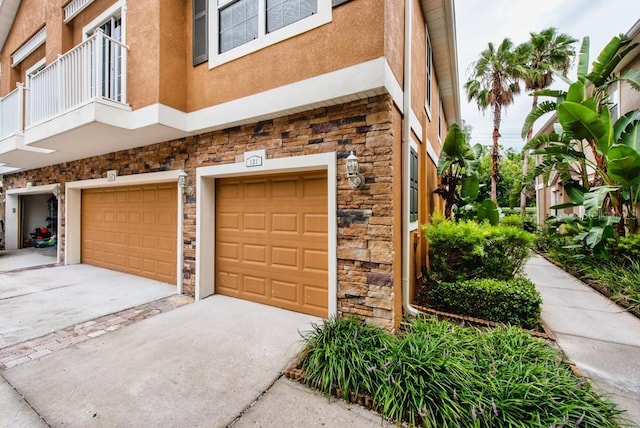 7001 Interbay Blvd Unit 121, Tampa, FL 33616 - garage with concrete driveway