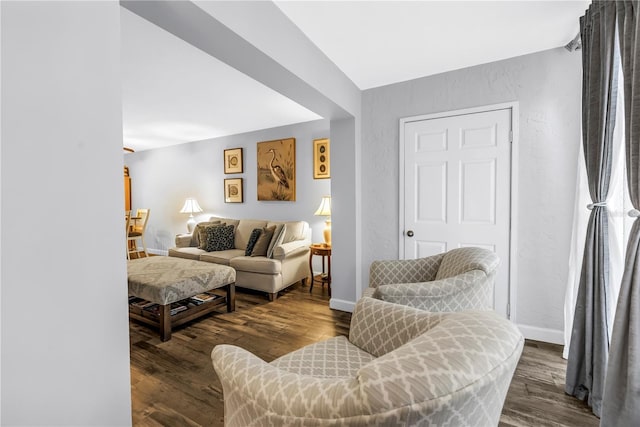1918 Pelican Landing Blvd Unit 1112, Clearwater, FL 33762 - living room featuring dark wood-style floors and a textured wall