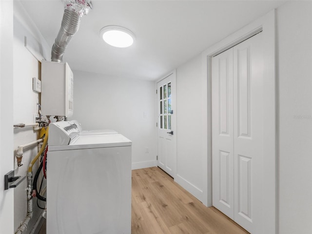 960 65th St S, Saint Petersburg, FL 33707 - laundry room featuring washer and dryer and light wood finished floors